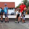 Hans Beßler von den TSV-Stockschützen zeigte den Kindern, wie man den Stock ins Ziel bringt.
