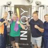 (eug)   Ein ungewöhnliches Bild konnte man Anfang August in Estenfeld erleben. Zwei kräftige Männer diskutierten mit den Chefinnen des Injoy Estenfeld und des Injoy Haßfurt über Fitnesswerte, Bodymaßindex und Training. Steffen Vogel, Landtagsabgeordneter aus den Haßbergen (2. von links), und Thomas Eberth, Kürnacher Bürgermeister haben viel gemeinsam: Fast gleich alt, beide CSU-Kreisvorsitzende, beide mit vollem Terminkalender. „In der Politik kommt Sitzung auf Sitzung, Veranstaltung auf Veranstaltung, so dass Familie und Gesundheit oft zurückstehen. Dem wollen wir mit einem kleinen Wettkampf entgegentreten“, sagt Thomas Eberth. Silke Kestler (rechts) und Marion Kraus haben die Aufgabe angenommen, beide fit zu machen.  Das Fitness- und Abnehmepotential wurde dann beim Wiegen deutlich. „Beide haben deutlich Luft nach Oben und wenn sie es ernst meinen, kann doch ein gutes Ergebnis erreicht werden“, sind sich Kestler und Kraus einig. Das Ganze soll mindestens bis zum 31.Dezember laufen. Jeweils zum Ende des Monats werden die Fortschritte analysiert und ein Gewinner ausgelotet. Der Verlierer wirft 100 Euro in einen Topf, der dann für soziale Zwecke gespendet wird. Am Ende kommt außer der Gewichtskontrolle ein Wettkampf mit Liegestützen, Situps und Kniebeugen, bei dem der Verlierer nochmals für einen sozialen Zweck spenden muss.  Foto: CSU