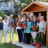 Die fleißigen Handarbeitsfrauen vor der neuen Hütte mit (von rechts) ihrer Chefin Betty Metzner und der Leiterin des Altenheims, Monika Müller, sowie (von links) die beiden Mitarbeiterinnen Martina Füßer und Elke Schwab-Hohmann.