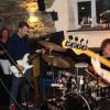 Andreas Kümmmert (rechts) und Ron Spielman (Zweiter von links) holten sich beim Benefiz-Konzert in Wiesentheid spontan Unterstützung. Die Wiesentheider Musiker Klaus Dürner (links) und Johannes Arndt (Zweiter von rechts) mischten mit.
