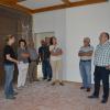 Ortsbegehung des Gemeinderats in der Grundschule in Birkenfeld zusammen mit Architektin Corinna Lang (links).