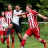 Das war deutlich! Mit einem 6:1 (4:0)-Kantersieg über die Spielgemeinschaft des TSV Reichenberg/SV Kist II hat der SC Lindleinsmühle am zweiten Spieltag den zweiten Tabellenplatz in der A-Klasse Würzburg 1 erobert. Auf dem Sportgelände in Kist bekamen die von Stefan Hemrich trainierten Gastgeber am Sonntagnachmittag vor rund 30 Zuschauern bereits in der ersten Halbzeit vier Treffer eingeschenkt. Burak Bedir (4. Minute), zweimal der dreifache Torschütze David Ercan (25., 35.) und Yunus Özdemir (30.) trafen für die Lindleinsmühle, die das Geschehen von Beginn an dirigierte und dominierte. Özdemir erhöhte kurz nach der Pause sogar auf 5:0 (48.), ehe Tobias Hölzken der Ehrentreffer für Reichenberg/Kist gelang (69.). Mit seinem dritten Streich des Tages sorgte Ercan schließlich für den hochverdienten Endstand (75.) für die Mannschaft von Coach Gökhan Yilmaz. Unser Bild zeigt SC-Torjäger David Ercan (links), der sich hier von Ralf Popp (rechts) aus dem Team der Hausherren nicht aufhalten lässt.  Foto: Heiko Becker
