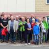 Wegen der militärischen Geheimhaltung wurde dieses Gruppenfoto der Ausflügler aus Rhön-Grabfeld an einem unverfänglichen Ort gemacht.  Oberleutnant Wittland (Zweiter von rechts) betreute die Besucher vom KFG während ihres Aufenthalts in der Werratal-Kaserne.