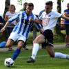 Zweikampf mit Zuschauern: Niklas Pabst (links), der den 1:1-Ausgleich für den SV Waldbrunn erzielte, und Simon Kempf vom FSV Holzkirchhausen/Neubrunn beackern sich.