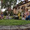 „Treffpunkt Brücke (Aus Alt mach Neu – Die etwas andere Brücke)“ nennen Angelika Ziegler (links) und Marlen Bald vom Gemündener Gemeinschaftsatelier „Treffpunkt Kunst“ ihren Betrag zum städtischen Kunstprojekt „Brückenspechte“. Die große Installation steht vor dem Atelier, das sich in der Villa Ganßer (Wernfelder Straße 27) am Ortseingang Gemündens aus Richtung Wernfeld befindet.