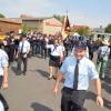 150 Jahre Feuerwehr Herrnberchtheim: Vor der Festhalle begrüßten die Kameraden der Jubelwehr die Gastwehren.