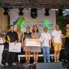 (mjs)   Seit 2014 vergibt eine Jury unter Federführung des Gewerbevereins „Schweinfurt erleben“ das Goldene Schörschle: Sie prämiert damit kreative Ideen im innerstädtischen Handel. Im Rahmen des Stadtfestes überreichte Vereinschef Werner Christoffel die mit jeweils 2500 Euro dotierten Preise; der Sonderpreis für das Wohnquartier Zürch ist mit 1000 Euro belegt. Von links: Matthias und Daniela Wöhrl (schönstes Schaufenster, „Marc O'Polo“), Prof. Jürgen Haupt (schönste Fassade, hjp Architekten), Werner Christoffel (Schweinfurt erleben), Svenja Melchert (City-Managerin), Katja Schöll (Bürgerverein Zürch, Sonderpreis), Ralf Brettin (Baureferent), Peter Kruse (Schweinfurt erleben), Stefan Neumann und Patrick Einbäcker (schönste Einrichtung, „Rohbau“ ).