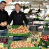 (regi)   Hier gibt es Zwiebeln: nämlich am Blumen- und Gemüsestand der Gärtnerei Müller, die das gesunde Gemüse am Sonntag mitten auf dem Marktplatz angeboten haben. Die Kunden von Alexander und Inge Müller (im Bild) hatten die Auswahl unter mehreren Sorten. Knoblauch, Äpfel, Kürbisse und vieles mehr wurden ebenfalls zum Kauf angeboten. Der traditionelle Markttag, zu dem die Stadt Bad Königshofen einlädt, heißt eigentlich Ägidiusmarkt, weil er immer am ersten Sonntag im September stattfindet – terminlich in der Nähe des Gedenktags des Einsiedlers und Klostergründers Ägidius (1. September). Die Heiligenlegende besagt, dass der ehemalige Kaufmann seinen ganzen Besitz den Armen schenkte und als Einsiedler lebte. er ernährte sich von der Milch einer Hirschkuh, die er vor einem Pfeil rettete. Der Schütze, Westgotenkönig Wamba, soll ihm aus Reue die Gründung eines Klosters in Frankreich ermöglicht haben. Im Volksmund bleibt der Markt jedoch der Zwiebelmarkt. Leider musste diesmal die Bewirtung mit Zwiebelkuchen durch den Frauenbund wegen der Umbauarbeiten im Rathaus entfallen. Am Nachmittag spielte die Stadtkapelle Bad Königshofen zünftig auf, und die Fachgeschäfte öffneten von 12 bis 17 Uhr ihre Türen.