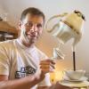 In der Kanne mit dem „eingefrorenen“ Kaffee findet Frank Gebhardt sich wieder. Seine Erkrankung lähmt auch ihn manchmal.