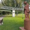 Dieser Anblick an der Veitshöchheimer Mainuferpromenade wird sich in zwei Jahren nicht mehr den Spaziergängern am Mainufer bieten. Bis dahin soll der alte Ludwig-Volk-Steg nach Neubau des Mainsteges an den Mainfrankensälen restlos abgebrochen und die Statue des Brückenheiligen Nepomuk an den neuen Standort verlegt sein.