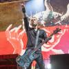 Hoch die Pommesgabel: Volbeat-Bassist Kaspar Boye Larsen zeigt den Fans im Schweinfurter Willy-Sachs-Stadion, wie Heavy Metal geht.