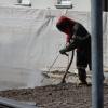 Keine beneidenswerte Aufgabe: Mit einem Hochdruckwasserstrahl arbeitet dieser Mann an der Unterführung Hafenstraße in Gemünden.