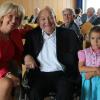 90. Geburtstag Rudolf Schardt: Viele Weggenossen gratulierten dem Alt-OB und Ehrenbürger im Hoheimer Sportheim. Im Bild Rudolf Schardt mit Landrätin Tamara Bischof und Urenkelin Luise, die viel Arbeit hatte. FOTO: Siegfried Sebelka