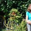 Nach dem Kunststückchen – Gärtner ohne Garten – jetzt ein neuer Coup: ein Garten, der komplett fertig ist. Fertig: nichts mehr zu tun, freut sich Karin Stumpf in ihrem Garten in Burggrumbach . Foto: Antje Roscoe