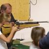 (ret)   Der Kleinkaliber-Schützenverein Schönfeld beteiligte sich wieder am Ferienprogramm der Gemeinde Großrinderfeld. Neun Kinder waren der Einladung gefolgt. Nach Begrüßung durch Oberschützenmeister Stefan Schmitt und Einführung in die grundlegenden Regeln des Schießsports begann das Übungsschießen. Mit dem Luftgewehr konnten die Kinder ihre Treffsicherheit unter Beweis stellen. Nach dieser längeren Übungszeit durften die Kinder sich mit Getränken und Bratwurst vom Grill stärken. Dann wurden die Ferienschützenkönige ausgeschossen. Bei der Siegerehrung wurden Leonie Schmitt und Marie Schmitt als die Ferienschützenkönige des Jahres 2017 mit einer Urkunde ausgezeichnet. Anschließend wurden wieder alle Luftgewehrstände des Vereins umringt und eifrig geschossen.