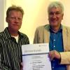 Frank Mauckner aus Willanzheim feierte 25-jähriges Betriebsjubiläum bei der Firma Matthäus Hiller, Landtechnik-Metallbau, in Markt Herrnsheim. Am 1. September 1992 trat er als Auszubildender in das Unternehmen ein; am 1. März 1996 legte er die Gesellenprüfung als Landmaschinenmechaniker ab. Durch seine Qualifikationen und sein Engagement habe er Schlüsselposition in der Firma, so die Mitteilung an die Presse. Friedrich Hiller dankte dem treuen Mitarbeiter und überreichte die Ehrenurkunde. Foto: HILLER