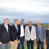 Große Freude, dass der Windpark Streu-Saale am Netz ist, zeigten (von links) Pfarrer Thomas Menzel, Erich Wust, Geschäftsführer vom betriebsführenden Büro „Wust, Wind & Sonne“, Michael Gottwald, Michael Diestel, Peter Schmitt, Matthias Liebst, Andreas Bauer von Agrokraft und Dekan Matthias Büttner.