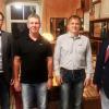 (tl)   Für 25 Jahre Zugehörigkeit zur Fa. Adolf Steinbach Steinindustrie-Schotterwerke GmbH & Co. KG in Salz/Strahlungen wurden der Maurer Christoph Back aus Reichenbach und der Elektriker Marco Lösel aus Salz geehrt. Back bestückt und programmiert die Sägeanlagen im Naturwerksteinbetrieb und Lösel ist als Betriebselektriker für die elektrische Anlagentechnik verantwortlich. Die Gesellschafter Jochen und Bastian Steinbach sprachen in einer Feierstunde den Dank und die Anerkennung der Familien Steinbach aus und überreichten neben persönlichen Geschenken die Ehrenurkunden der IHK sowie des Bayerischen Industrieverbands Steine und Erden.
