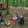 Pudelwohl fühlen sich bereits elf Kinder mit ihren Betreuerinnen im Waldkindergarten, während im Hintergrund noch Auszubildende der Wittenstein SE aus Igersheim als Sozialprojekt "Aktiv vor Ort" verschiedene Behausungen zimmern.