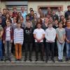 (mia)   Erfolgreiche Karrieren gründen häufig auf einer fundierten Ausbildung, heißt es in einer Pressemitteilung. Dieser Herausforderung stellen sich ab September 137 Jugendliche, die bei Bosch Rexroth in Deutschland mit einer Ausbildung oder einem Dualen Studium beginnen. Um knapp vier Prozent steigt damit die Zahl der Einsteiger an den deutschen Standorten im Vergleich zum Vorjahr. Von den 137 Neueinsteigern beginnen 99 mit einer Ausbildung (zwei davon im Ausbildungsverbund), 38 nehmen ein Duales Studium auf. Beim Spezialisten für Steuerungs- und Antriebstechnologien hat jeder Mitarbeiter Zugang zur digitalen Lernwelt von Bosch Rexroth. Diese lässt sich im Rahmen der Ausbildung nutzen, um Videos und Animationen anzuschauen oder E-Learnings zu absolvieren. Über Bosch Connect, das interne soziale Netzwerk, können sich die Auszubildenden zudem über Standorte hinweg mit anderen Auszubildenden vernetzen. Einen weiteren Schwerpunkt setzt die Ausbildung auf die Entwicklung sozialer Kompetenz. Im Rahmen einer „Sozialen Woche“ unterstützen die Auszubildenden Menschen mit Behinderung, helfen bei der Betreuung von Kindern und Senioren oder arbeiten an gemeinnützigen Projekten. Außerdem engagieren sie sich in Aktionen für Schul-Partnerschaften und nutzen die Möglichkeit für gemeinsame Unternehmungen. Am Hauptsitz von Bosch Rexroth in Lohr starten 43 Auszubildende (davon zwei im Ausbildungsverbund) und 24 Studierende in ihr Berufsleben. Darunter befinden sich drei spanische Nachwuchskräfte. Für den Ausbildungsstart im nächsten Jahr können sich Jugendliche noch unter unter www.boschrexroth.de\berufsausbildung bewerben.