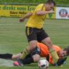 Kein Tor: Der Stammheimer Frank Wirsching (gelb) spielt zwar Torhüter Peter Straßberger (Nordheim/Sommerach) aus, bleibt dann aber doch noch hängen.