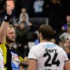 Schiedsrichter Felix Magalowski zeigt HSC-Spieler Franziskus Gerr (rechts) die rote Karte.