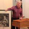 Ein Papst und sein Cembalo: Michael Günther mit einem Portrait von Clemens IX. und dem Ridolfi-Instrument.