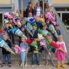 (ger)   20 Kinder kamen in diesem Jahr in die Klasse 1a der Grundschule Haßfurt. Sie werden im Schulhaus am Dürerweg von der Klassenleiterin Andrea Netter-Eder (hinten rechts) unterrichtet. Mit im Bild die Rektorin Gisela Schott (hinten Mitte) und die Sonderschullehrerin Eva Lehmann (hinten links).