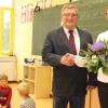 Der amtierende Bürgermeister Theo Dittmaier begrüßt Cornelia Müller als neue Schulleiterin an der Grundschule Wiesenfeld-Karlburg.