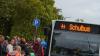 Teilweise fast schon auf der Straße stehend mussten Schüler des Hexenbruchs auf ihren Schulbus zum Transport in die Ernst-Keil-Schule warten.