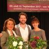 Moderatorin Andrea Thoma (links) präsentierte als einen der Höhepunkte bei den Gesundheitstagen die Medicus-Hauptdarsteller Kristian Lucas und Jenny Schlensker.