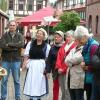 Am Wochenende bot sich in der Stadt Lohr ein ungewohntes Bild: Die Lohrer Stadtführer wurden selbst durch ihre Stadt geführt – und zwar höchstpersönlich vom Lohrer Schneewittchen. Das bekannte Mädchen aus Grimms Märchen stellte den Lohrer Führerprofis aus seiner ganz persönlichen Sicht die bekannte Thematik von einer etwas anderen Seite vor. Franca Hoffmann hatte die Idee und übernahm diese Rolle – im Einvernehmen mit den städtischen Gremien – in einem dazu passenden Kostüm selbst. Hofmann ist vertretungsweise in der Touristinformation tätig, hat als Schneewittchen immer wieder Gäste auf Wunsch begrüßt und die aus dem Märchen bekannten Äpfel verteilt. Die von der neuen Idee beeindruckten Stadtführer zollten dem von Schneewittchen gebotenen, großen Beifall. Dieses neue Angebot „Mit Schneewittchen durchs märchenhafte Lohr“ ist auf Anfrage bei der Lohrer Tourist-Info am Schlossplatz zu buchen. Die Führung dauert etwa eine Stunde.