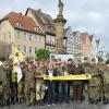(new)   Als Signal, das bei der Truppe ankomme, bezeichnete Bürgermeister Bruno Altrichter den Marsch der Verbundenheit, der den Reservistenverband von Aschaffenburg nach Hammelburg und dabei auch auf den Bad Neustädter Marktplatz führte. Die Öffentlichkeit werde immer nur bei Zwischenfällen auf die Bundeswehr aufmerksam, umso wichtiger sei eine solche Aktion. Die Bundeswehr sei eine Friedensarmee und helfe unter Einsatz des Lebens an Brennpunkten. Auch Landtagsabgeordneter Steffen Vogel hatte sich dem Marsch für eine Etappe angeschlossen. Die Reservisten führen ein gelbes Band mit sich, auf dem Unterschriften von Politikern und Offiziellen gesammelt werden, um damit weiteren Rückhalt zu dokumentieren. Das gelbe Band wird einer Bundeswehr-Einheit vor ihrem Start zu einem Auslandseinsatz überreicht.