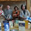 Eine Tasche voller Bücher übergab Gerd Müller, Vorsitzender des Bezirksvereins Schweinfurt der Deutsch-Finnischen Gesellschaft, an die Schweinfurter Stadtbücherei. Über den Zulauf an Literatur freuen sich (von links) die stellvertretende Leiterin Monika Oehlgardt, Zweite Bürgermeisterin Sorya Lippert und Li Langen vom Bezirksverein.