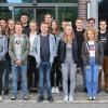 (ts)   Lukas Thomas blickt in die Runde, überlegt kurz, dann referiert er eine Minute über das Thema Feuerwehrauto. Diesen Begriff hat er kurz zuvor genannt bekommen und musste dann ohne weiteres Nachdenken darüber sprechen. Eine Übung, die das freie und spontane Sprechen vor einer Gruppe trainieren soll. Allerdings war dies nur eine von zahllosen Übungen, die er und seine Mitstreiter bei dem diesjährigen Ausbildungscamp des Bad Neustädter Automobilzulieferers Preh absolvieren mussten. Der 16-Jährige ist einer von insgesamt 30 Jungen und Mädchen, die zum ersten September ihre Ausbildung begonnen haben. 21 von ihnen werden in den nächsten dreieinhalb Jahren zum Elektroniker für Geräte und Systeme oder zum Mechatroniker ausgebildet. Ein Industriemechaniker für Feingerätebau, ein technischer Produktdesigner und zwei Werkzeugmechaniker für Formentechnik starteten ihr kommendes Berufsleben ebenfalls bei Preh. Je drei der künftigen Prehler absolvieren ein Verbundstudium Informatik, gepaart mit der Ausbildung zum Elektroniker für Informations- und Systemtechnik oder ein praxisorientiertes Studium Elektrotechnik und Automatisierungstechnik. Ebenfalls zum Ausbildungsjahrgang gehören ein Studierender für Kunststofftechnik, einer für Produktionstechnik und einer für Mechatronik und Automation. Im Bild der Ausbildungsjahrgang mit Leiterin Personalmanagement Karin Lochner, Sebastian Uhl, Vorsitzender der Jugend-Auszubildenden Vertretung, Sebastian Uhl, Betriebsrat Egon Friedel, Ausbilder Johannes Vierheilig und Gottfried Handwerker.