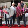 Die „Shopping-Queens“ Magreth Swai (Zweite von links), Franziska Troll (Dritte von links) und der „King“ Michael Kammerl (Mitte), Kathrin Schuller (Dritte von rechts) und Katharina Geuppert (Zweite von rechts.), umrahmt von Marinus Leicht (links), Michael Greb (rechts) und Axel Neumeier.