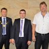 Der eine geht, der andere kommt: Bürgermeister Thomas Helbling (links) verabschiedete Herbert Häcker (rechts) aus dem Stadtrat und vereidigte seinen Nachfolger Ralf Stengel.