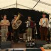(eh)   Ganz im Zeichen der Musik stand das Herbstfest der Wargolshäuser Musikanten. Und da auch das Wetter mitspielte, waren die Auftritte stets gut besucht. Das begann schon am ersten Abend, als die Stimmungskapelle „Begaxel“ im Festzelt neben der Unterkunft des Vereins aufspielte. Weiter ging es am Sonntag nach dem Gottesdienst mit dem schrägen Mundartensemble der „Häisd ?n? Däisd vomm Mee“. Das Zelt tobte, als das Sextett in bäuerlicher Arbeitskluft und mit verstaubten Instrumenten auf der Bühne Nonsens und die Gäste des norddeutschen Patenvereins zur Verzweiflung trieb, weil diese mit den Urlauten der Mainregion wahrscheinlich wenig vertraut waren. Damit war dann aber immer noch nicht Schluss, denn zu guter Letzt sorgten noch die Böhmischen Heustreuer für den gediegenen volksmusikalischen Ausklang eines zünftigen Dorffests.