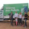 Beim Spatenstich für die neue Lagerhalle in Unterwittbach: (von links) Kreuzwertheims Bürgermeister Klaus Thoma sowie ÖkoFEN-Geschäftsführer Bruno Leimeister mit seiner Familie.