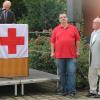 Roland Krapf (Mitte) ist für 25 Jahre hauptamtliche Betriebszugehörigkeit vom BRK geehrt worden. Ihm gratulierten Kreisvorsitzender Wilhelm Schneider (links) und Kreisgeschäftsführer Dieter Greger.