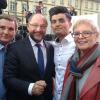 (ski)   Dass Obaid Sultani vorerst in Deutschland bleiben darf, hat er bekanntlich auch dem Einsatz von Martin Schulz zu verdanken. Der SPD-Kanzlerkandidat lernte den 18-Jährigen bei einem Fernsehauftritt kennenlernte und machte sich persönlich für seinen vorläufigen Verbleib in Deutschland stark (wir berichteten). Nach dem Wahlkampfauftritt von Martin Schulz am 8. September in Bamberg konnte sich der junge Afghane zusammen mit der SPD-Bundestagsabgeordneten Sabine Dittmar und dem Vorsitzenden des SPD-Kreisverbands Rhön-Grabfeld René van Eckert persönlich beim SPD-Kanzlerkandidaten bedanken. Dabei stellte Sabine Dittmar deutlich heraus, dass Obaid Sultani ein sehr gutes Beispiel für gelungene Integration sei. „Wir müssen jungen Flüchtlingen in Deutschland eine Chance geben“, so Dittmar. Ausgrenzung und Abschottung könne nicht die Lösung sein, bekräftigte auch René van Eckert und betonte das enorme Engagement der Landtagsabgeordneten Kathi Petersen aus Schweinfurt, die sich unter anderem dafür eingesetzt hat, dass der 18-Jährige eine Ausbildung als Krankenpfleger am St.-Josefs-Krankenhaus absolvieren kann. Im Bild (von links) René van Eckert, Martin Schulz, Obaid Sultani. und Sabine Dittmar.