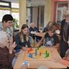 Im Juliusspital waren die Firmlinge Lea Wohlfart und Yule Bischof im Rahmen der „Glücksmomente“ und spielten unter anderem mit den Seniorinnen eine Partie Mensch-Ärgere-Dich-Nicht. Mit dabei Schwester Anneliese (links) und Gemeindeassistentin Juliane Brückner (rechts stehend).