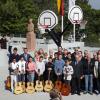 Schüler, Fest- und Ehrengäste im neugestalteten Pausenhof. Im Hintergrund ist die wieder aufgestellte Statue von Pater Maximilian Kolbe, dem Namensgeber der Schule zu sehen.
