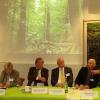Breite Allianz für einen Nationalpark Steigerwald: An der von Heiner Gremer (rechts) moderierten Podiumsdiskussion im Rahmen der Tagung „Naturerbe Buchenwälder“ des Bund Naturschutz in Ebrach nahmen (von links) Max-Dieter Schneider (Bürgermeister Ebrach, Kreisrat Bamberg), Heidrun Schindler-Schaller (silenta Bio Kindermöbel-Manufaktur, Ebrach), Hubert Weiger (BN-Vorsitzender), Liebhard Löffler (Kreisrat Bamberg), Wolfgang Heyder (Kreisrat Bamberg), Thomas Vizl (Stadtrat Gerolzhofen/ Kreisrat Schweinfurt) teil.