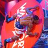 So ausgelaugt und ausgepumpt hat man „Muskelberg“ Gary Hines wohl noch nie gesehen, wie am Sonntagabend beim Halbfinale der RTL-Show Ninja Warrior Germany. Mit allerletzter Kraft hat sich der amerikanische Handballer in Diensten des HSC Bad Neustadt wie im Vorjahr ins Finale der „stärksten Show Deutschlands“ gehievt.    Am kommenden Sonntag kämpft er damit mit 27 anderen Athleten um den Titel und die damit verbundenen 200 000 Euro Preisgeld. Natürlich wieder ausgestattet mit Boxershorts in amerikanischer Optik und Flügelsocken ging Hines selbstbewusst in den Halbfinal-Parcours. „Ich bin sehr stolz, es ins Halbfinale gepackt zu haben. Heute gilt es aber noch einen Buzzer zu drücken“, so Hines vor dem im Vergleich zur Vorrunde noch deutlich anspruchsvolleren Parcours. Der Sprung auf verschiedene Plattformen war noch kein Problem, ebenso wie das Schwingen über ein Wasserbecken mithilfe von zwei Ringen, die noch jedem Schüler aus der eigenen Zeit des Sportunterrichts bekannt sein dürfte.   Nur wenige Sekunden später verhinderte Hines mit allerletzter Kraft das frühe Ausscheiden. Es galt zwei Hängewippen zu bezwingen. Nur dank seines Markenzeichens, der Sprungkraft, ging es für Hines überhaupt weiter. „Da fliegt er. Und das waren die Flügel von den Socken, die verhindern, dass er ins Wasser geht“, brüllte Moderator Frank Buschmann in sein Mikrofon. Auch Moderationskollege Jan Köppen hätte das frühzeitige und jähe Ende des Hines?schen Titeltraums „schade“ gefunden.   Danach hangelte es sich der 33-Jährige im wahrsten Sinne des Wortes durch die weiteren Hindernisse. Nach dem Erklimmen der Wand und an den beiden Moderatoren vorbei ging es in den zweiten Teil des Parcours. „Der ist so heiß. Wenn du den anfasst, bekommst du Brandblasen“, zollte Buschmann dem Willen des Amerikaners seinen Respekt. Das vorletzte Hindernis trennte dann schließlich endgültig die Spreu vom Weizen. Sichtlich mit den Kräften am Ende („Das ist das erste Mal, dass wir diesen Brocken, diesen Muskel wirklich kämpfen sehen“, Köppen) mühte sich Hines durch den sogenannten „Hangelträger mit Sprung“. Es galt, zwei L-förmige Balken entlang zu hangeln, die zwei Meter getrennt angebracht waren. Mit sauren Muskeln und nur noch angetrieben vom puren Willen überstand er das schwerste Hindernis des Parcours und kraxelte schließlich mit der Kraft der Beine auch den schon aus der Vorrunde bekannten sieben Meter hohen Kamin hoch.   Nach fast genau fünf Minuten Laufzeit ließ er sich auf den Boden fallen, ehe die völlige Erschöpfung noch einen letzten lauten Jubelschrei zuließ. Da vor Hines schon der Großteil der Athleten den Parcours absolviert hatte, war zum Zeitpunkt des Zieleinlaufs klar: Der Bad Neustädter „Captain America“ steht wieder im Finale. Auch beim anschließenden Interview merkte man dem Handballer die Strapazen noch an. „Ich habe bis zum Ende mit allem gekämpft, was ich habe“, keuchte er ins Mikrofon von Moderatorin Laura Wontorra.   Bis zum Finale in einer Woche hat Gary Hines neben der eigenen Regeneration aber auch noch eine spezielle, andere Aufgabe zu bewältigen. Im Falle eines Einzugs ins Finale hatte er Moderator Frank Buschmann nämlich ein Exemplar seiner geflügelten Socken versprochen. Der kommende Sonntag dürfte daher aus vielerlei Sicht hochinteressant und spannend werden.