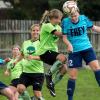 Dieses Kopfballduell verliert Lisa Hesse (Vierte von links) gegen die Neusorgerin Svenja Müller (Nummer 12). Dafür leistete sie die Vorarbeit für die Führung des VfR Stadt Bischofsheim, für die Lisa Vorndran (Zweite von links, dazwischen Verena Faulstich) erzielte.