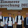 Die besten Jung-Zimmerer mit (v. l.) Josef Feser (Gesellenprüfungsvorsitzender), Simon Elbert, Innungssieger Aschaffenburg und Kammersieger (Zimmerei Grimm u Wissel, Aschaffenburg), Christoph Endres, Innungssieger Main Spessart (Weyer Holzbau, Roden), Janis Bardon, Innungssieger Würzburg-Kitzingen (Zimmerei Reinhard Schmid, Wiesentheid), Peter Aicher, Präsident Bayerischer Zimmererverband, und Josef Stegmann, Obermeister Innung-Aschaffenburg.