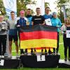 Drei Sieger auf dem Treppchen: 3. Platz für die Mittelschule Bad Neustadt, 2. Platz für das Gymnasium Lindenberg und 1. Platz für das Gymnasium aus Erlangen. Stolz präsentieren die Schüler Urkunde und Trophäe.