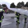 (cl)   Großbrand bei der Entsorgungsfirma Persch in Westheim: Das war das angenommene Szenario bei der Übung aller Knetzgauer Gemeindefeuerwehren im Rahmen der Feuerwehr-Aktionswoche (früher Brandschutzwoche genannt). Fiktiv brannte eine Lagerhalle, in der sich drei vermisste Personen befanden. Und eine Person war in der Werkstatt in eine Grube gestürzt. Außerdem wurde ein Funkenflug angenommen, der den Holzlagerplatz in Brand setzte. Hier galt es sogar, ein echtes Feuer zu löschen. Betriebsleiter Jens Persch stellte hierfür zwei Container mit Altholz zur Verfügung und durfte kurz vor der Alarmierung als „legalisierter Feuerteufel“ den Brand entfachen. In der Lagerhalle war bereits dichter Rauch, so dass hier nur mit Atemschutz nach den Vermissten gesucht werden konnte. Zum Erstangriff bei der Brandbekämpfung wurde das mitgeführte Wasser der Tanklöschfahrzeuge genutzt. Da dieses relativ schnell zur Neige ging, musste eine Schlauchleitung zum 400 Meter entfernten Krebsensee gelegt werden. Sehr zügig war dann ein großer Wasservorrat verfügbar. Nach rund einer Stunde waren die drei Einsatzstellen auf dem 15 000 Quadratmeter großen Betriebsgelände abgearbeitet. Insgesamt waren 100 ehrenamtliche Floriansjünger der Feuerwehren Knetzgau, Hainert, Oberschwappach, Unterschwappach, Westheim (mit Löschgruppe Eschenau), Wohnau und Zell vor Ort. Der Kommandant der Westheimer Feuerwehr, Hans-Peter Böhm, fungierte als Einsatzleiter, da seine Mannschaft als Erste am Brandort eintraf. Kreisbrandinspektor Georg Pfrang und Kreisbrandmeister Bernhard Finger beobachteten die Großübung und lobten die Feuerwehrmänner und -frauen für ihre hervorragenden Leistungen. Pfrang wünschte sich, dass noch mehr Interessierte, besonders auch Jugendliche, den Weg zur Feuerwehr finden. „Denn nur durch das Engagement der Ehrenamtlichen zum Wohle der Allgemeinheit, kann der Brandschutz auf Dauer gewährleistet werden“, führte der Kreisbrandinspektor aus. Wer mitmachen will, solle sich einfach an seine örtliche Feuerwehr wenden. Auch Jens Persch bedankte sich bei allen Einsatzkräften. Er habe gerne das Betriebsgelände zur Verfügung gestellt, damit im Ernstfall die Örtlichkeiten schon bekannt sind. Zum Abschluss gab es für alle eine Brotzeit und Getränke.