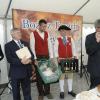 Die Arnsteiner hatten beim Besuch ihrer Partnerstadt Lubniany Bierkrüge, Wein und das neue Ernte-Hell der Arnsteiner Brauerei mitgebracht. Rechts am Mikrofon dritter Bürgermeister Bernd Röll.